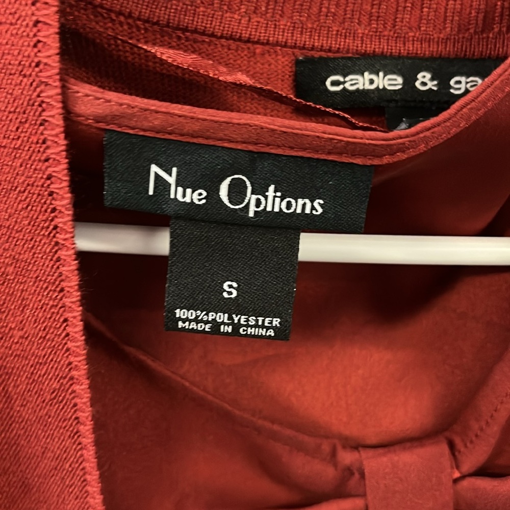 Rust colored cardigan by Cable & Gauge size M. Pockets in front, detailed front - Picture 7 of 7